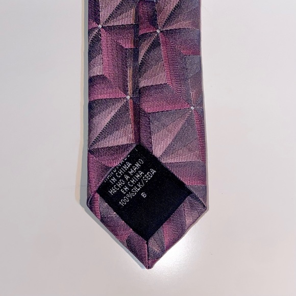 No Brand Label Men’s Necktie in Mauve/Pink/Grey with geometric design 100% Silk - Picture 3 of 4